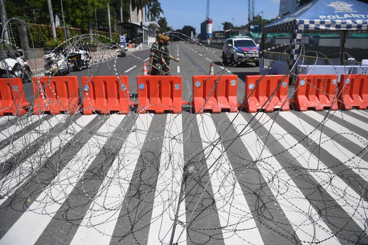 Personel TNI  berjaga saat penyekatan jalan aksi Reuni 212 di Jalan MH Thamrin, Jakarta, Kamis (2/12/2021). Polda Metro Jaya menyebut bahwa kegiatan Reuni 212 tidak bisa digelar lantaran Pemerintah Provinsi DKI Jakarta tak mengeluarkan rekomendasi dan izin penggunaan lokasi reuni.