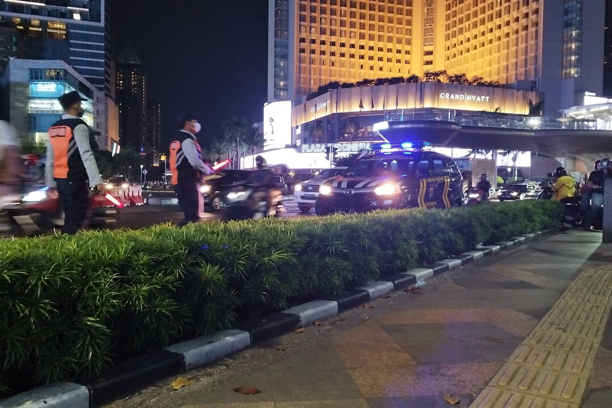 Polisi membubarkan kerumunan pengendara motor di bahu Jalan MH Thamrin, Menteng, Jakarta Pusat, Kamis (17/8/2023) malam.