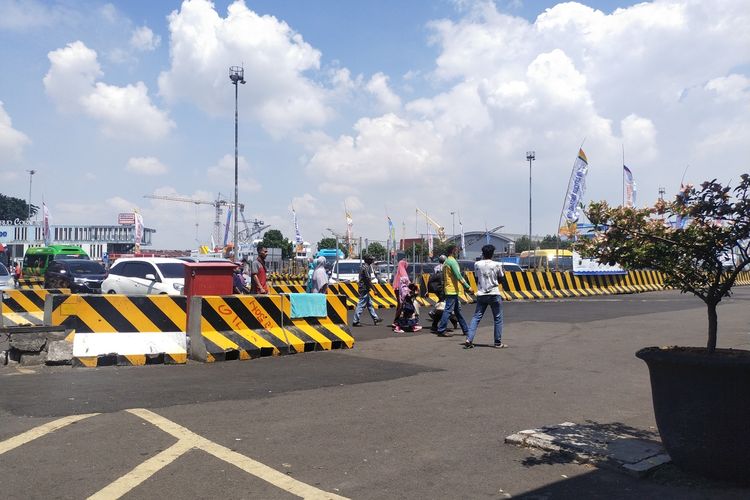 Kondisi Penumpang Naik Saat Akan Masuk ke Terminal Penumpang Grahad Surya Nusantara Pelabuhan Tanjung Perak Surabaya,