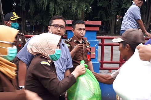 Sisihkan Gaji, Jaksa Bagikan Sembako untuk Tukang Becak di Probolinggo