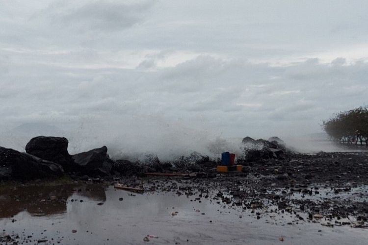 Gelombang pasang terjadi di wilayah pesisir pantai Manado, Sulawesi Utara, tepatnya di kawasan Boulevard, Minggu (17/1/2020) pukul 17.33 WITA. Ombak juga lontarkan kerikil. Akibatnya badan jalan mulai tergenang dan dipenuhi krikil-krikil.