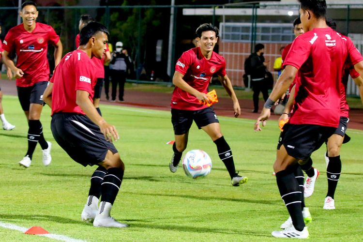 Jelang FIFA Matchday melawan Turkmenistan, pemain Timnas Indonesia Alfeandra Dewangga latihan besama di Lapangan Thor Surabaya, Selasa (5/9/2023) malam. 