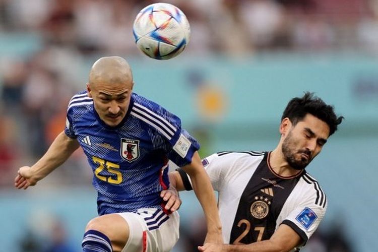 Gelandang Jerman Ilkay Guendogan (kanan) berduel dengan striker Jepang Daizen Maeda pada laga matchday pertama Grup E Piala Dunia 2022 di Khalifa International Stadium, Doha, Qatar, Rabu (23/11/2022) malam WIB.