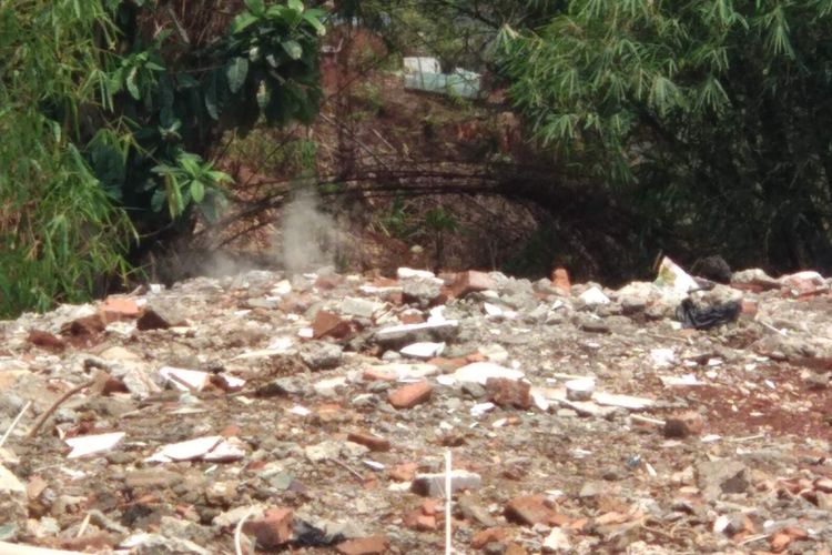 Asap berbau busuk mengepul dari gundukan tanah di Jalan Anggrek I, Bintaro, Pesanggrahan, Jakarta Selatan, Rabu (24/10/2018).