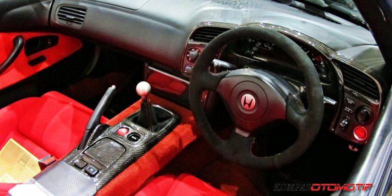 Jok menggunakan Recaro SP-6, lengkap dengan ornamen karbon.