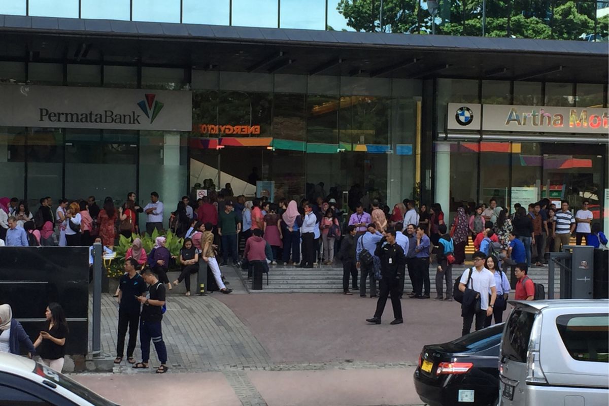 Karyawan di gedung perkantoran kawasan Jalan Jenderal Sudirman, Jakarta Pusat, masih menunggu kondisi aman setelah Jakarta dilanda gempa pada Selasa (23/1/2018) siang. BMKG menginformasikan, titik gempa berada di Lebak, Banten, dengan kekuatan 6,4 skala ritcher. 