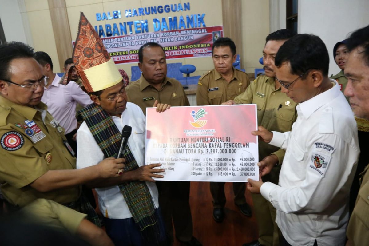 Menteri Sosial Idrus Marham menyampaikan bantuan sosial bagi korban KM Sinar Bangun, Senin (9/7/2018)