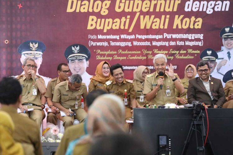 Gubernur Jateng Ganjar Pranowo memimpin Musrenbangwil Kabupaten Purworejo, Wonosobo, Magelang, Temanggung, dan Kota Magelang (Purwomanggung) di Aula PT Geo Dipa, Kabupaten Wonosobo, Senin (20/3/2023).