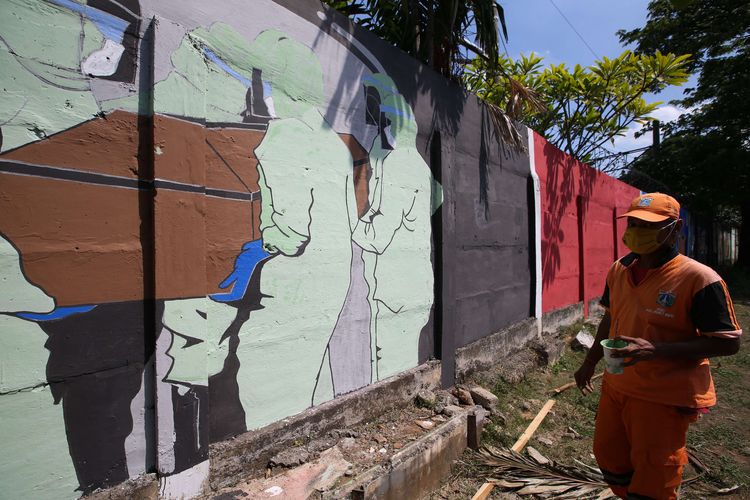 Bonay, Petugas Penanganan Prasarana Sarana Umum (PPSU) Kelurahan Bukit Duri membuat mural bertemakan Covid-19 di kawasan Bukit Duri, Jakarta Selatan, Jumat (28/8/2020). Berdasarkan data pemerintah hingga pukul 12.00 WIB, Kamis (27/8/2020), diketahui total kasus Covid-19 di Indonesia mencapai 162.884 orang sejak kasus pertama diumumkan pada 2 Maret 2020.