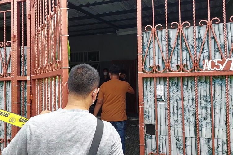 Polsek Kalideres memeriksa tempat penemuan empat mayat yang membusuk di dalam rumah di perumahan Citra Garden, Kalideres, Jakarta Barat pada Jumat (11/11/2022) siang.
