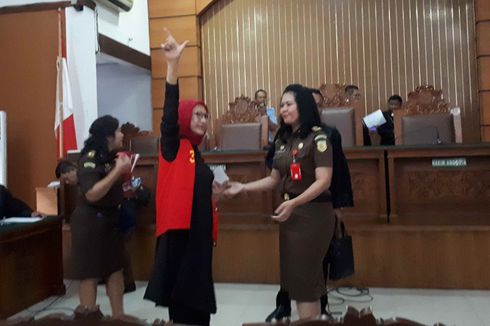 Usai Sidang, Ratna Sarumpaet Acungkan Dua Jari