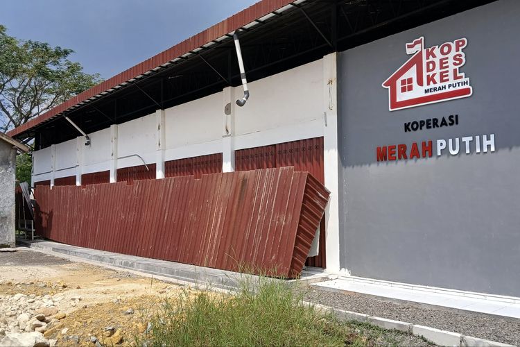Atap Bangunan KDMP di Bangkalan Rusak Sebelum Digunakan, Rangka Besi Diduga Tak Kuat