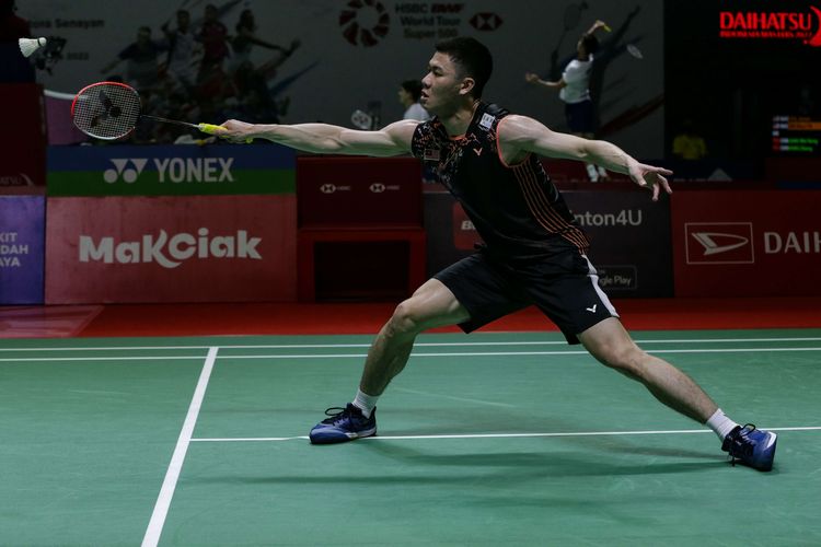 Tunggal putra Malaysia, Lee Zii Jia bertanding melawan tunggal putra Indonesia, Anthony Sinisuka Ginting pada babak perempat final Indonesia Masters 2022 di Istora Senayan, Jakarta, Jumat (10/6/2022). Lee Zii Jia gagal melaju ke semifinal setelah kalah 21-18, 16-21, dan 16-21.