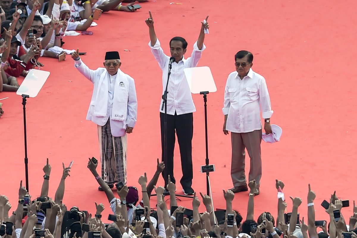 Pasangan Calon Presiden (Capres) dan Calon Wakil Presiden (Cawapres) Nomor urut 01 Joko Widodo (tengah) Maruf Amin (kiri) didampingi Ketua dewan pengarah tim kampanye nasional Jokowi-Maruf Amin, Jusuf Kalla (kanan) berorasi dihadapan para pendukung saat mengikuti Konser Putih Bersatu dalam rangka Kampanye Akbar Pasangan Capres no urut 01 di Gelora Bung Karno (GBK), Jakarta, Sabtu (13/4/2019).