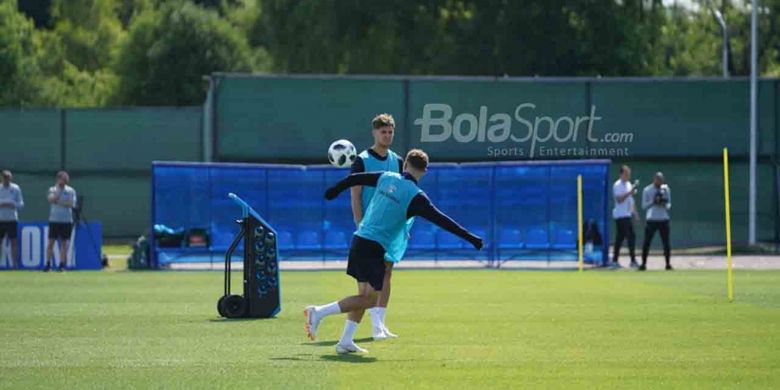 Suasana latihan terbuka timnas Inggris di Zelenogorsk, Rusia, berlangsung ceria di bawah terpaan sinar matahari hangat, 23 Juni 2018. 