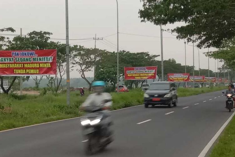 Spanduk berisi dukungan tunda Pemilu ditemukan bertebaran di sepanjang jalan raya akses menuju jembatan Suramadu sisi Bangkalan Kamis (31/3/2022).