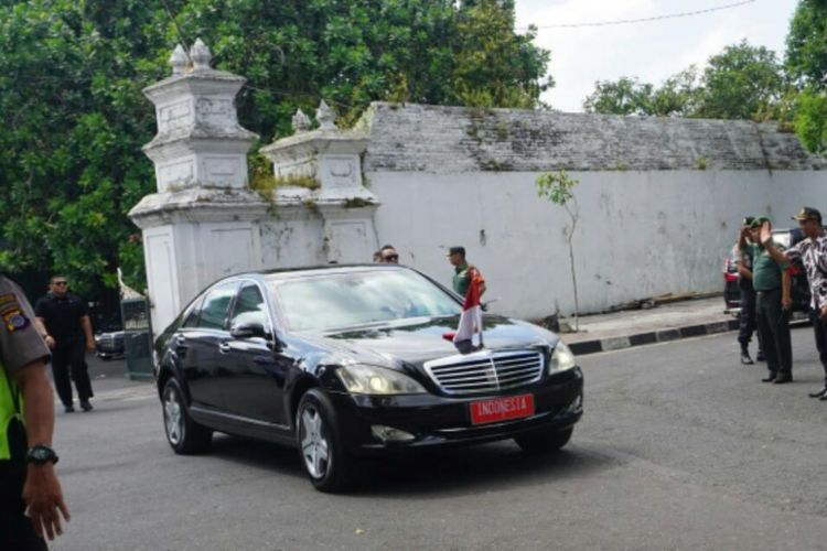 Mobil Presiden Joko Widodo saat meninggalkan kompleks Keben, Keraton Ngayogyakarta Hadiningrat