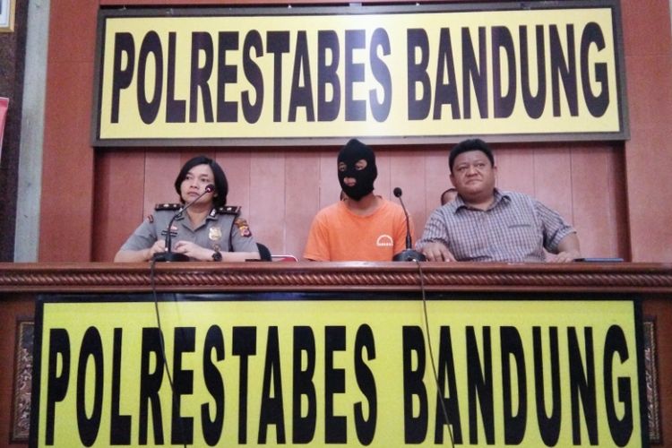 Kepala Satreskrim Polrestabes Bandung, AKBP Yoris Marzuki serta Kasubag Humas Polrestabes Bandung, Kompol Renny Marthaliana mendampingi Dodik Ikhwanto, pelaku penghina Ibu Negara Iriana Jokowi saat meminta maaf secara terbuka di hadapan media, Rabu (13/9/2017)