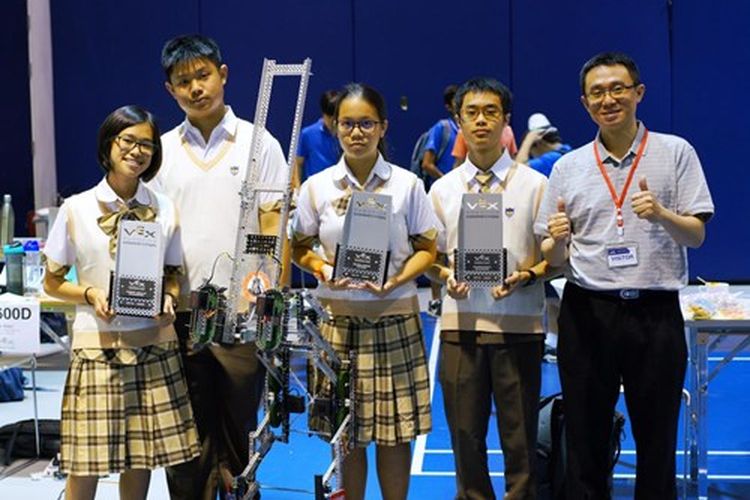 Siswa dan siswi SMAK 1 BPK Penabur Bandung Seline Hung, Farrell Hung, Eugenie Alana Florencia, dan Bryan Ethanael yang mendapatkan 3 juara sekaligus di Battle in Bangkok pada 2020.