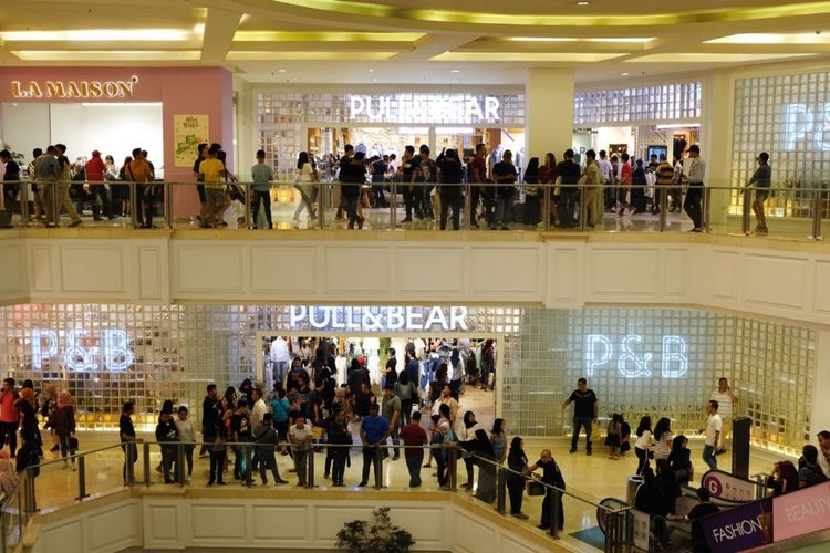 Hingga tengah malam,  Mal Grand Indonesia yang menggelar program midnight sale masih ramai didatangi pengunjung, Sabtu (2/6/2018).