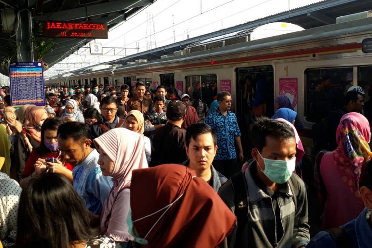 Penumpukan penumpang terjadi di Stasiun Bekasi sebagai imbas dari kebakaran di Stasiun Klender, Jumat (19/5/2017). Perjalanan KRL lintas Bekasi-Manggarai tertahan. 