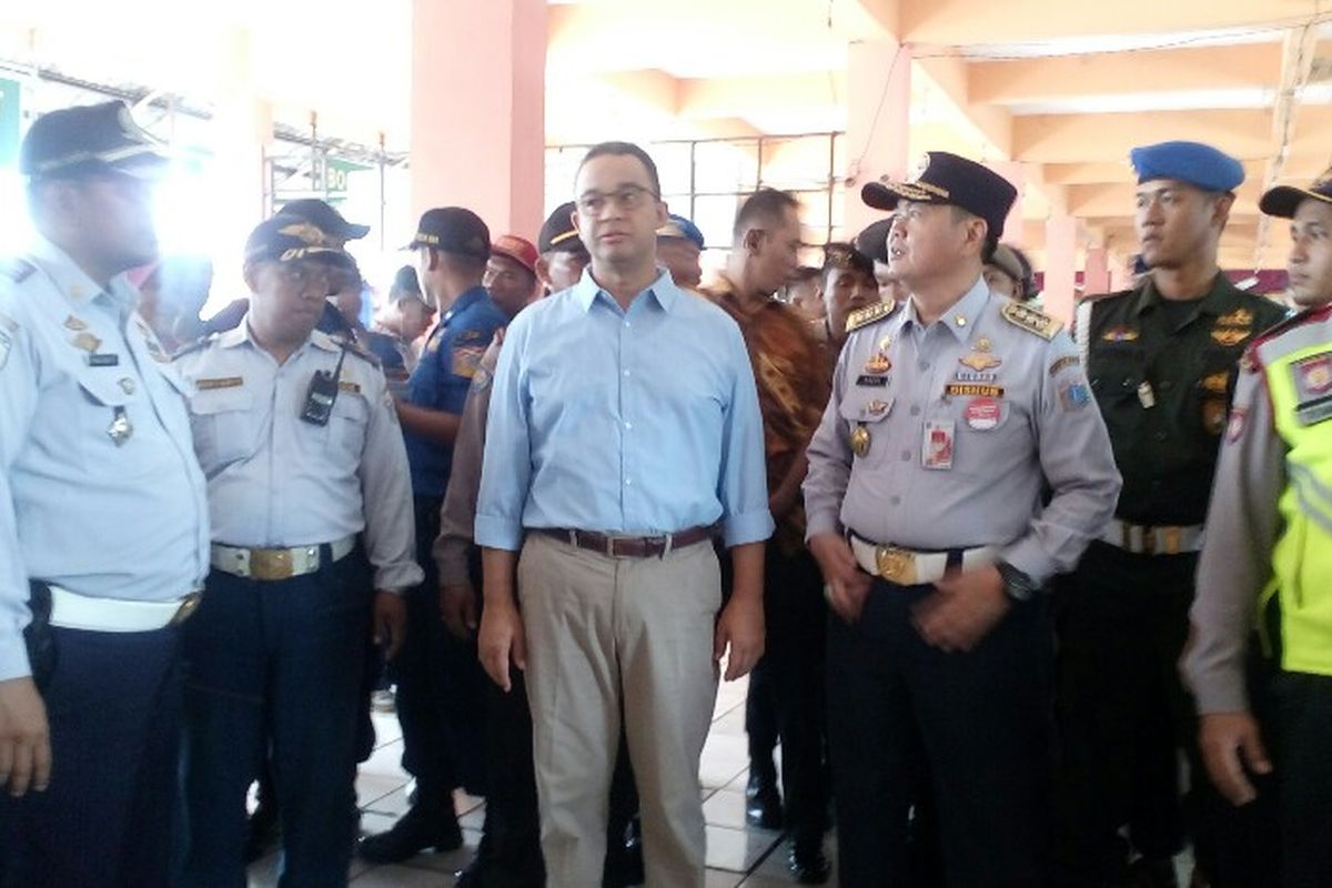 Gubernur DKI Jakarta terpilih, Anies Baswedan didampingi Kadishub DKI Andriansyah dan Kepala Terminal Kampung Rambutan Emiral August memantau arus mudik di Terminal Kampung Rambutan, Sabtu (24/6/2017).