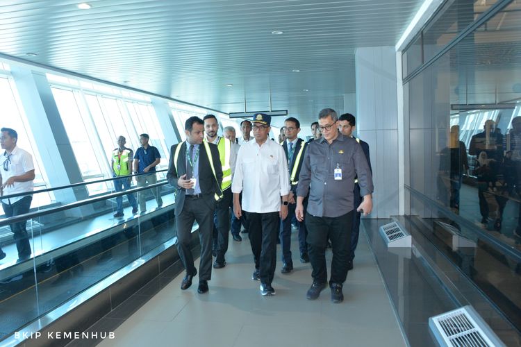 Menteri Perhubungan Budi Karya Sumadi meninjau Bandara Juanda, Surabaya, Jawa Timur, Sabtu (18/5/2024).