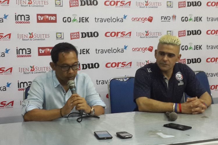Pelatih Arema FC Aji Santoso bersama Cristian Gonzales saat konferensi pers setelah menang atas Bali United di Stadion Gajayana, Kota Malang, Sabtu (17/6/2017).