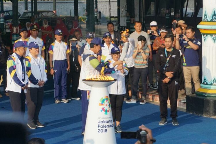 Gubernur DIY Sri Sultan HB X menyerahkan Obor Asian Games 2018 kepada Menteri Luar Negeri Retno Marsudi di Pagelaran Keraton Ngayogyakarta Hadiningrat, Kamis (19/7/2018).  