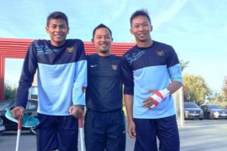 Gelandang Tim Nasional Indonesia U-19, Zulfiandi, dan kiper Awan Setho mendapatkan pemeriksaan dari dokter tim Atletico Madrid. 