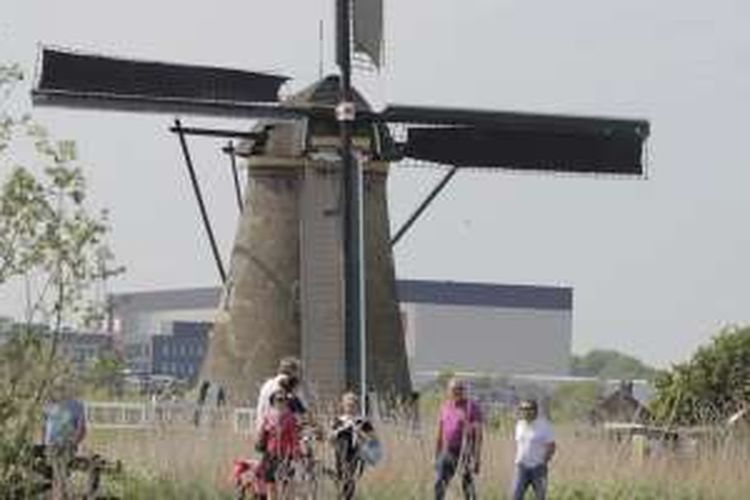 Pemandangan kincir angin di desa Kinderdijk, Belanda, Senin (9/5/2016). Kinderdijk merupakan desa yang memiliki belasan kincir angin yang saat ini digunakan sebagai pompa air. Kinderdijk masuk ke dalam daftar UNESCO World Heritage pada 1997.