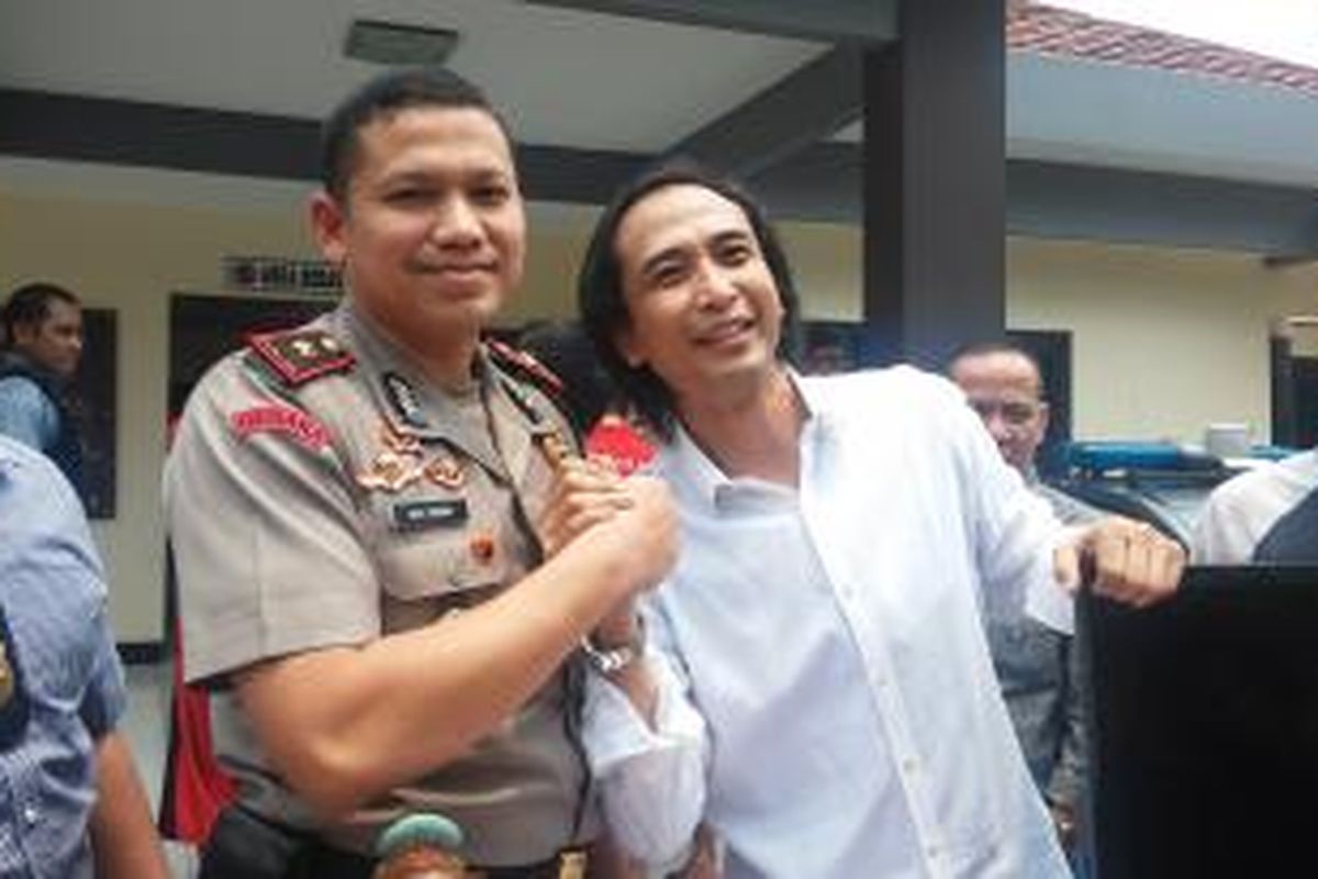 Piyu, personel PADI, dan Kapolsek Metro Menteng, Jakarta Pusat, Kombes Pol Dedy Tabrani (kiri), hadir di Kantor Polsek Metro Menteng, Jakarta Pusat, Rabu (7/10/2015), ketika rilis perkara pencurian di kediaman Piyu di Menteng pada 27 September 2015.