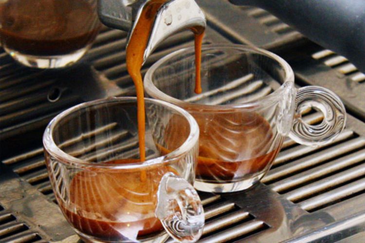 Sama-Sama dari Biji Kopi, Apa Beda Espresso dengan Kopi Hitam Biasa?