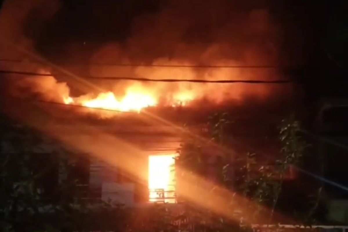 Kebakaran melanda rumah berlantai dua di Jalan Batu Ampar III, RT 001 RW 004 Kelurahan Batu Ampar, Kecamatan Kramatjati, Jakarta Timur, Senin (23/5/2022) malam.