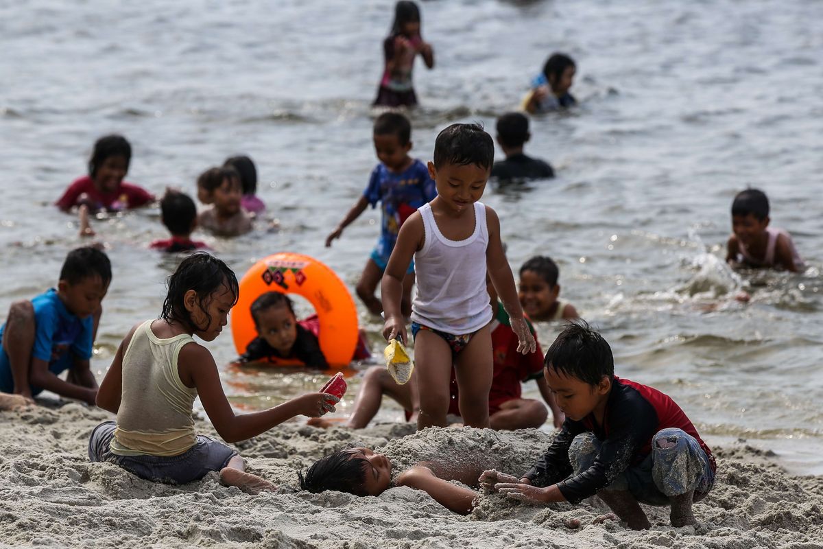 Anak-anak bermain di Pantai Lagoon, Taman Impian Jaya Ancol, Jakarta Utara, Kamis (29/10/2020). Liburan panjang dimanfaatkan warga untuk berwisata ke tempat wisata pantai tersebut, jumlah pengunjung tercatat mencapai sekitar 22.000 pada pukul 15.00. Kuota pengunjung dibatasi 25 persen dari kapasitas maksimal atau 25.000 orang pada masa pembatasan sosial berskala besar (PSBB) transisi ini.