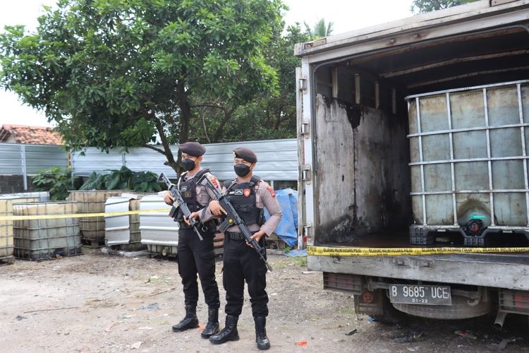 Polisi saat berada di lokasi penimbunan bahan bakar minyak jenis solar bersubsidi di kawasan Gunung Putri, Kabupaten Bogor milik tersangka berinisial AS (32), pada Kamis (27/1/2022).