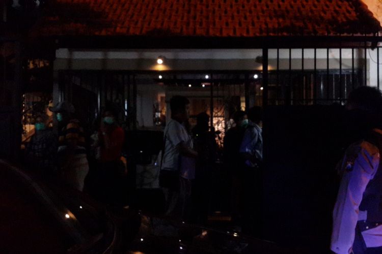 Penyidik Komisi Pemberantasan Korupsi (KPK) menggeledah rumah pribadi Kepala Dinas Pekerjaan Umum dan Bina Marga (DPUBM) Kabupaten Malang, Romdhoni yang ada di Jalan Bunga Merak I Kota Malang, Rabu (10/10/2018) tengah malam.