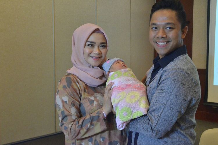 Artis peran Sheza Idris dan suaminya Surya Ibrahim menggendong anak pertama mereka Adreena Aisyah saat jumpa pers usai prosesi kelahiran di Rumah Sakit Pondok Indah, Jakarta Selatan, Kamis (3/1/2019).