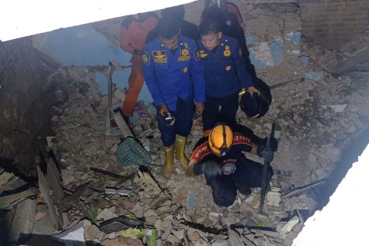 Proses evakuasi satu keluarga tertimpa rumah yang ambruk di Bandar Lampung.