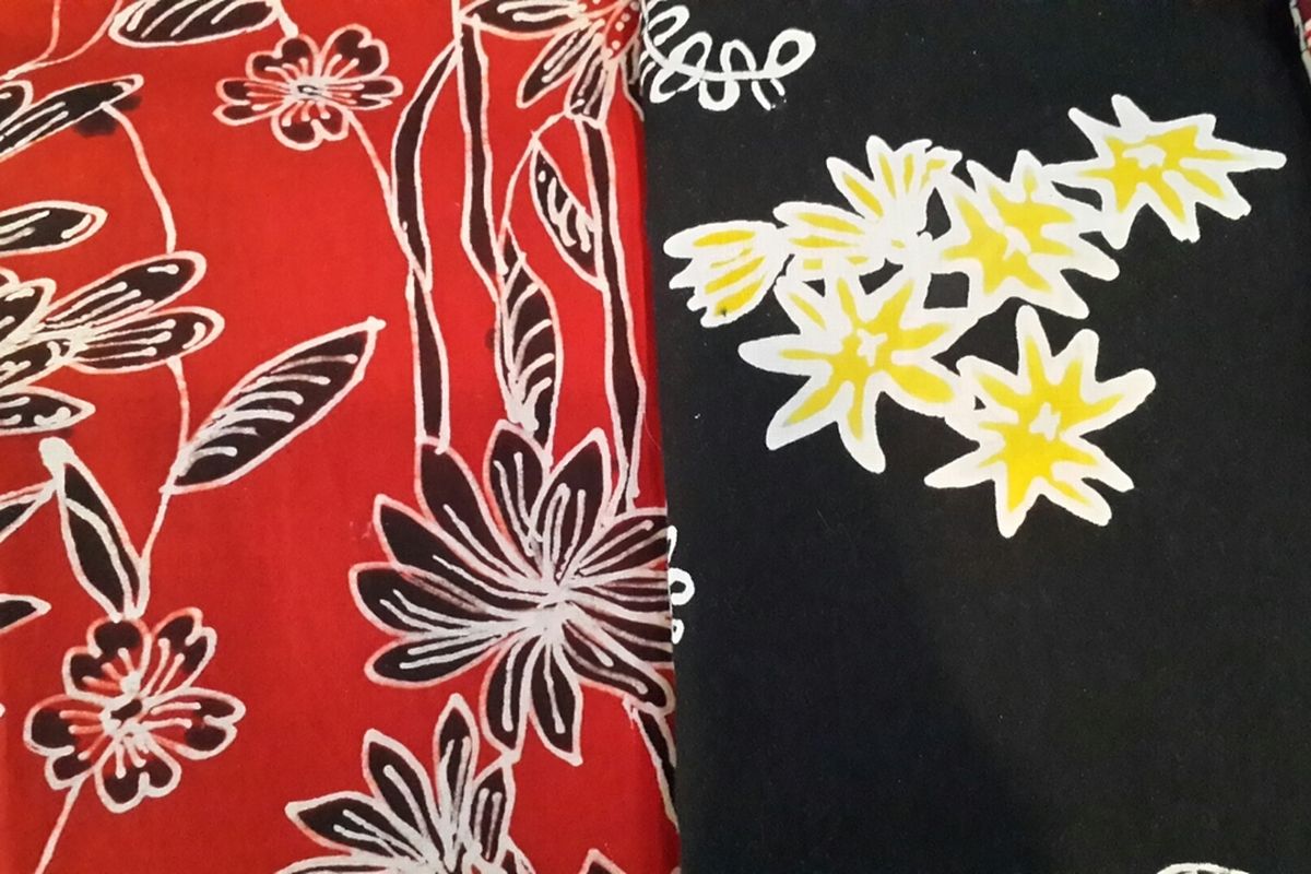 Batik Nurita dengan gambar bungan krisan dan bunga sedap malam dalam pameraan KKI Bank Indonesia Malang, Jumat (20/11/2020)