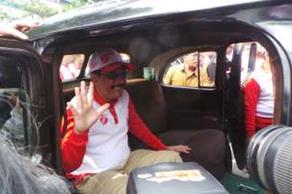 Wakil Gubernur DKI Jakarta Djarot Saiful Hidayat saat berada di dalam mobil Presiden pertama Republik Indonesia Soekarno, di Gedung Joang 45, Jakarta Pusat, Selasa (16/8/2016).