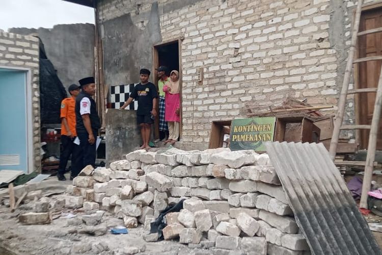 Dapur warga Desa Dasuk Kec. Pademawu yang ambruk saat gemba 6,0 Sumenep juga guncang Pamekasan, Selasa malam (30/9/2025) lalu.