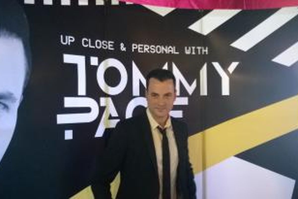 Vokalis AS Tommy Page diabadikan setelah jumpa pers di kawasan Kebun Jeruk, Jakarta Barat, Rabu (27/5/2015), mengenai dua pertunjukannya kali ini di Jakarta, yang berjudul Up Close & Personal with Tommy Page. 