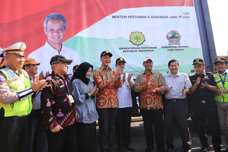 Gubernur Jateng Ganjar Pranowo dan Menteri Pertanian Amran Sulaiman melepas ekspor komoditi pertanian Jateng di Pelabuhan Tanjung Mas Semarang. Minggu (29/9/2019)