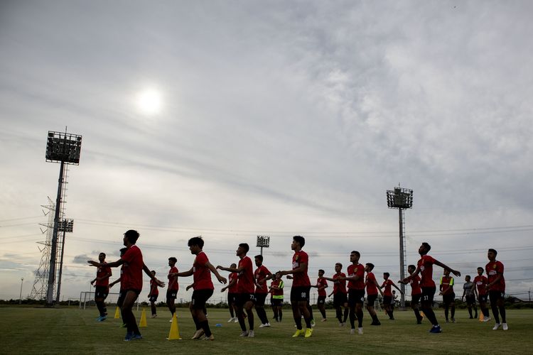 Persebaya Surabaya latihan perdana jelang persiapan Liga 1 2022 di Lapangan ABC Stadion Gelora Bung Tomo Surabaya, Senin (9/5/2022) sore.