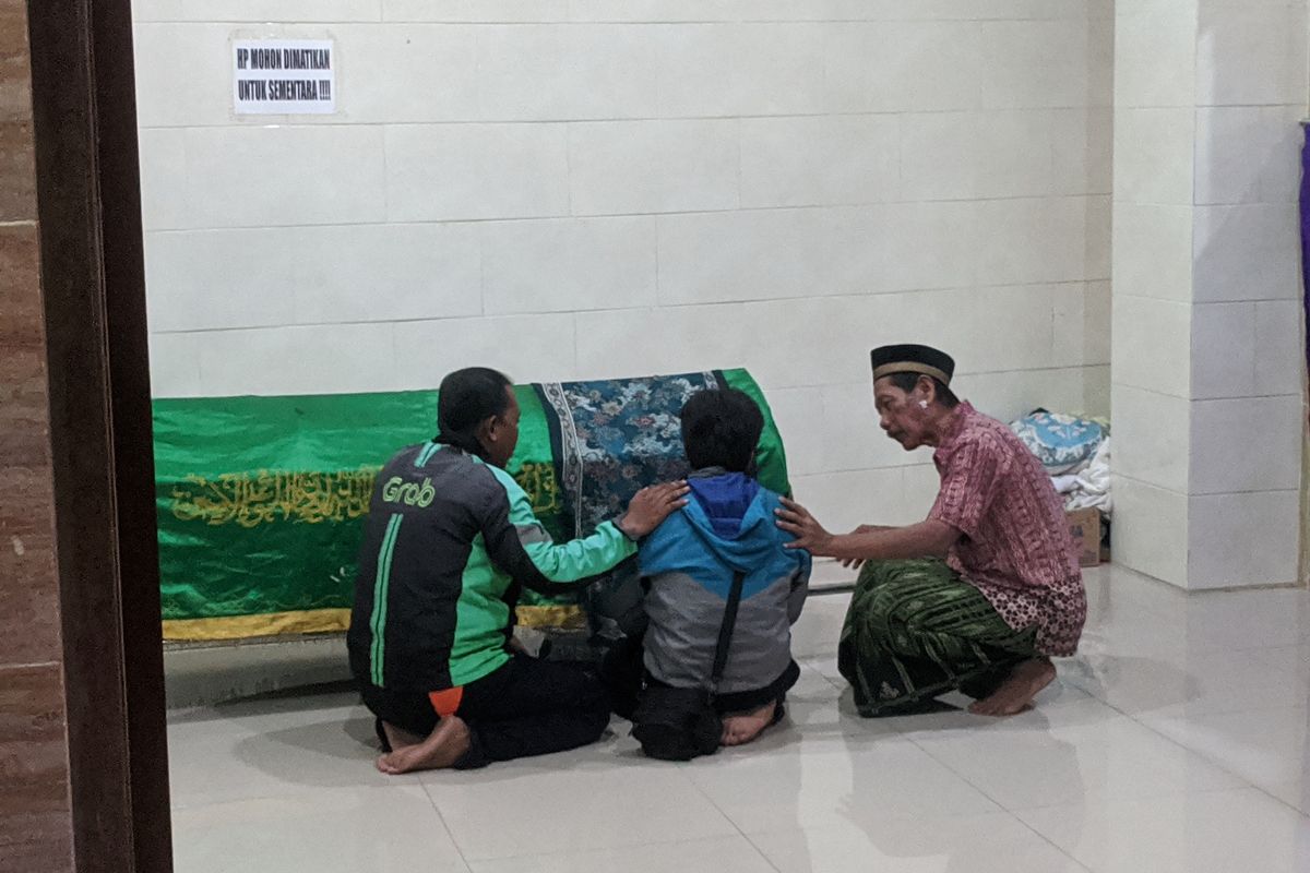 Jenazah GR (7), bocah korban tersengat listrik di Rusun Penjaringan, Jakarta Utara dipulangkan ke rumah keluarga sebelum dimakamkan