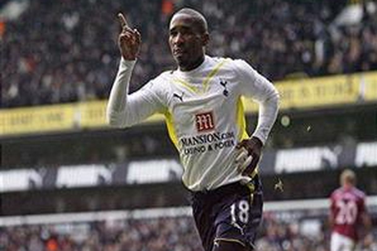 Striker Tottenham Hotspur, Jermain Defoe, merayakan gol ke gawang West Ham. Tottenham menang 2-0 dan sementara masuk empat besar.
