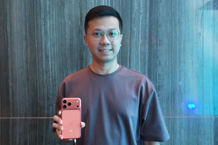 Salah satu pembeli iPhone 17 pertama di Blibli, Adrian Hertanto (36), ketika ditemui KompasTekno di Blibli Midnight Launch 2025 di Pullman Hotel Thamrin CBD, Jakarta Pusat, Jumat (17/10/2025) dini hari WIB.