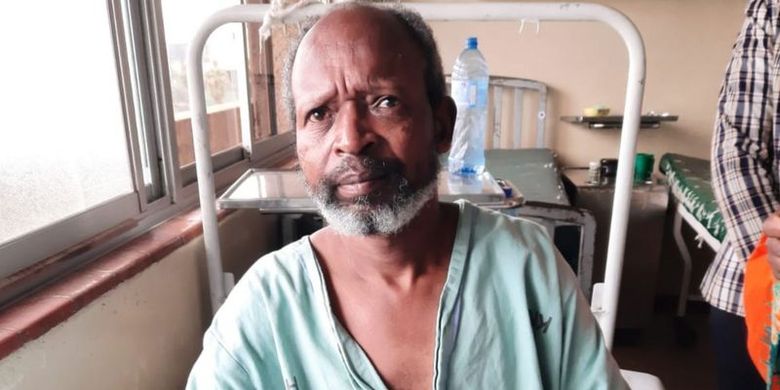 Ajun Brigadir Reuben Kimutai Lel, polisi yang bertugas di Kenya ketika ditemui di Rumah Sakit Kenyatta. Reuben diketahui menjadi korban kecelakaan lalu lintas dan koma sejak Desember 2020. Kepolisian tempatnya berdinas sempat memecatnya karena mengira dia desersi.