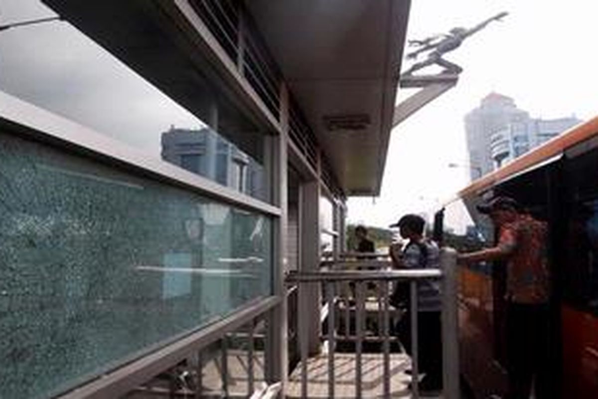 Kaca halte yang retak dan pecah akibat tertembus peluru di Halte Bus TranJakarta, Pancoran, Jakarta, Minggu (12/5/2013). Penembakan halte busway yang terus terjadi hingga saat ini belum diketahui pelakunya.
